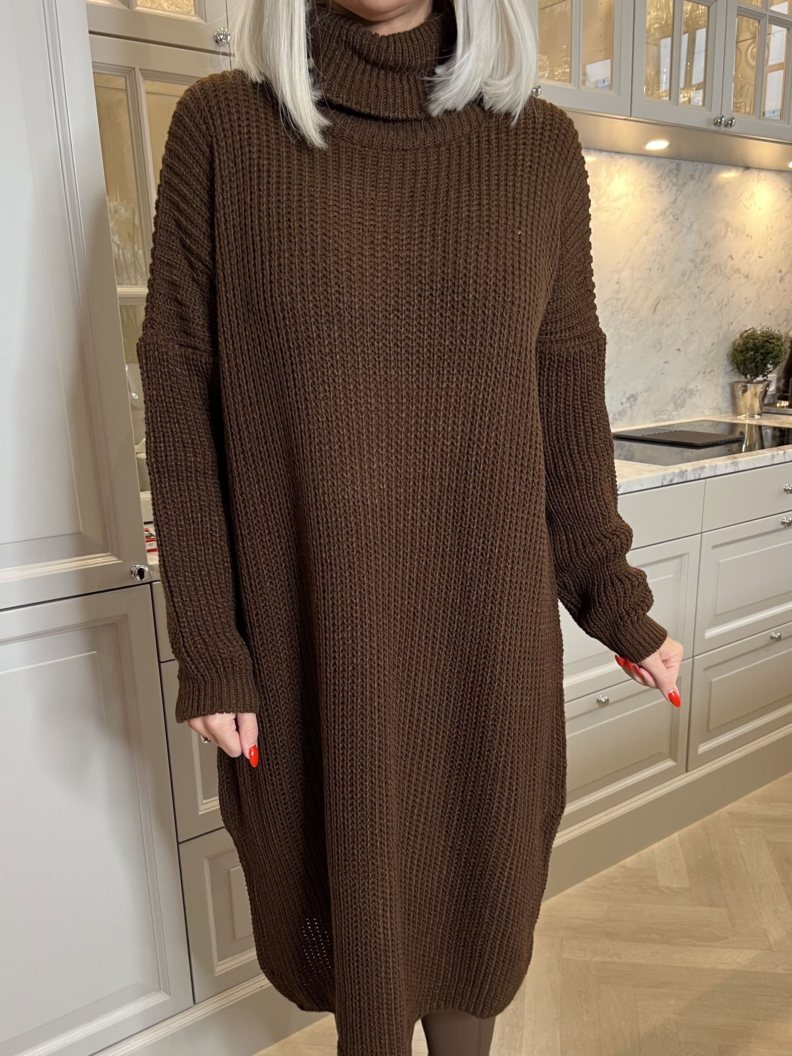 Alice - Dejlig tyk strikkjole med rullekrave